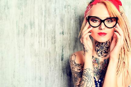 e-aceitar-ou-ser-demitida-os-desafios-de-quem-esconde-tatuagens-por-medo-de-perder-o-emprego-bbc-news